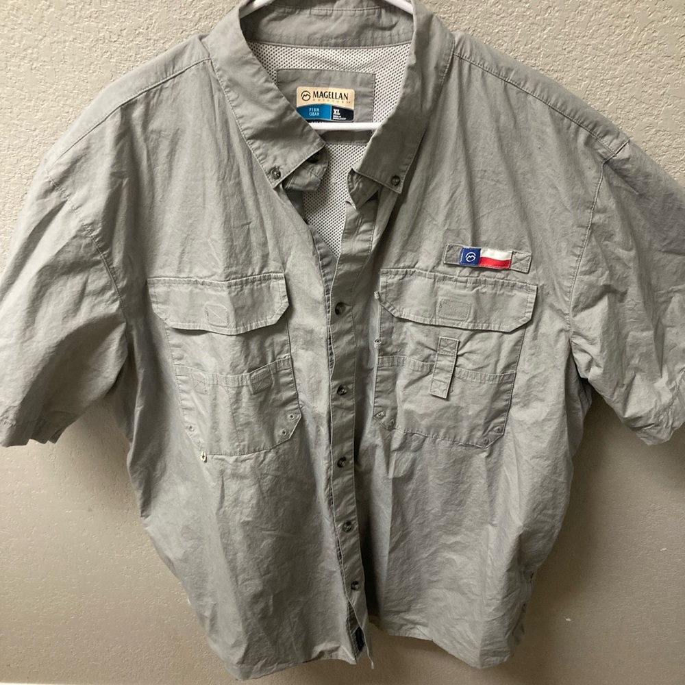 Men’s Short sleeve  button up Magellan fishing shirt. Light gray. Size XL